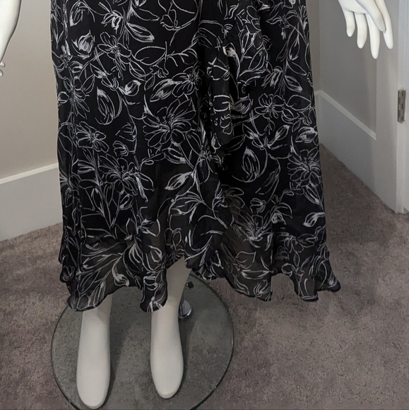 London Times Woman Black & White Floral Formal or Cocktail Dress with Ruffle - Picture 5 of 6